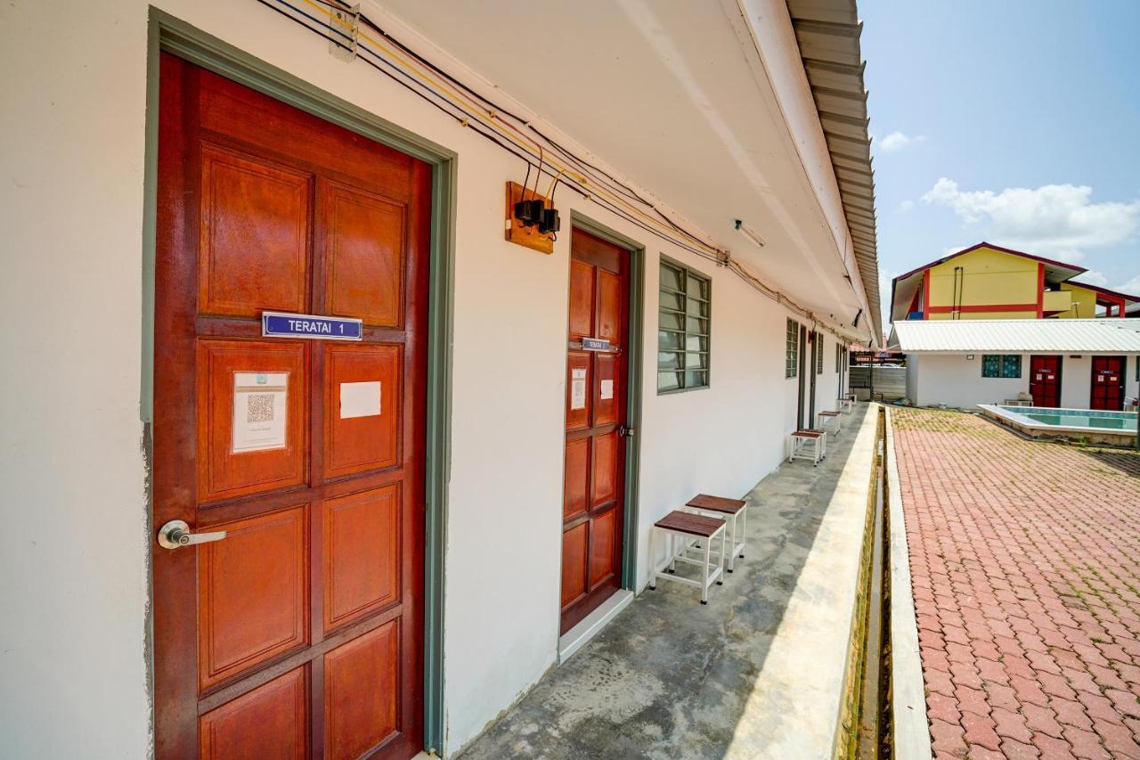 Capital O 90423 Teratai Chalet Hotel Kampong Raja Exterior photo